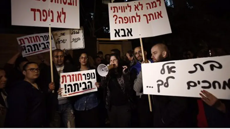 Демонстрация семей учениц "Беэр мирьям"