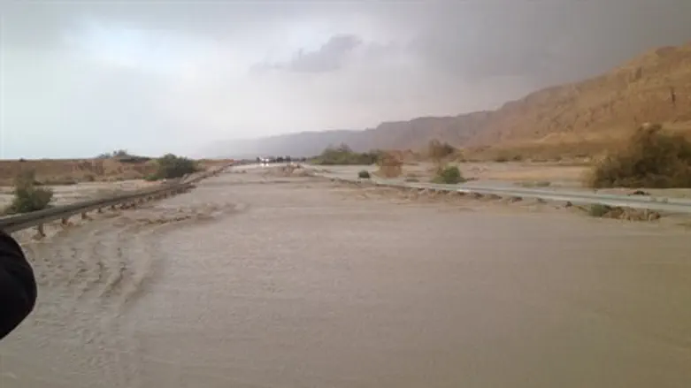 שטפונות חסמו את הכביש