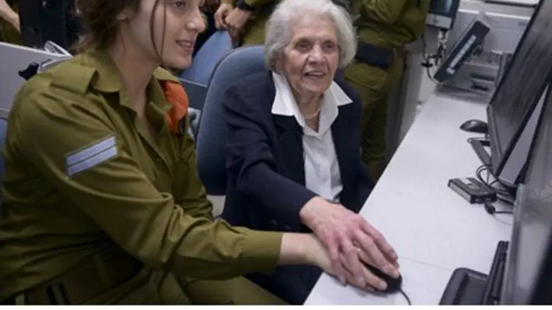 Юлия Залманович включает сирену Дня памяти