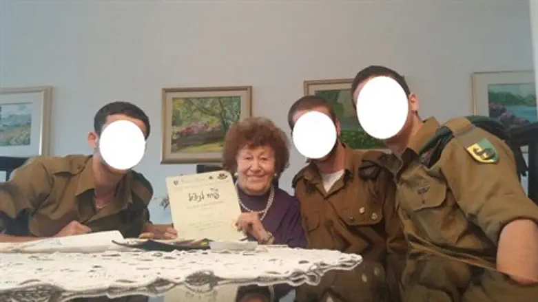 הקצין, חבריו וסבתא נעמי