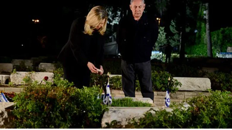 Netanyahus at Yoni's grave