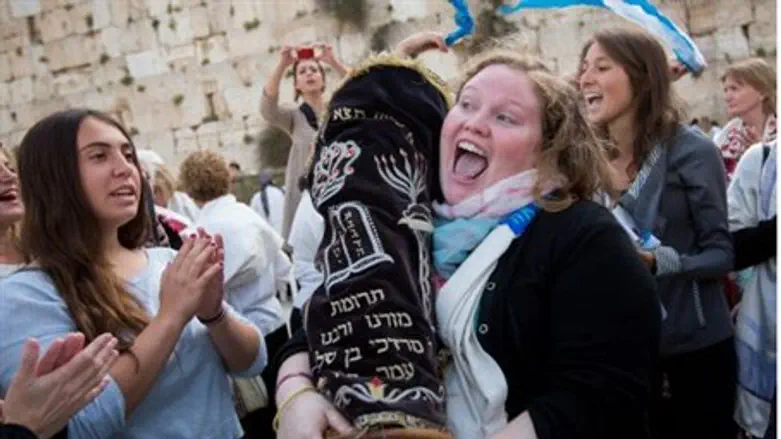 Torah stunt at Kotel
