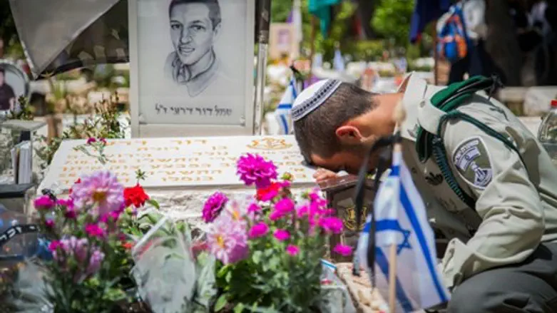 סמ"ר אור מניח זר על קברו של דור ז"ל