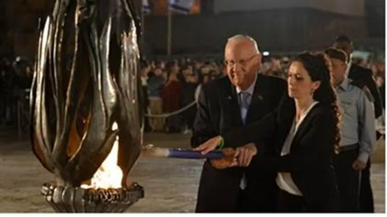 Президент с вдовой Яира Ашкенази на церемонии