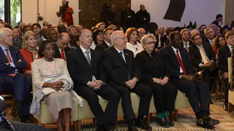 ריבלין עם הסגל הדיפלומטי