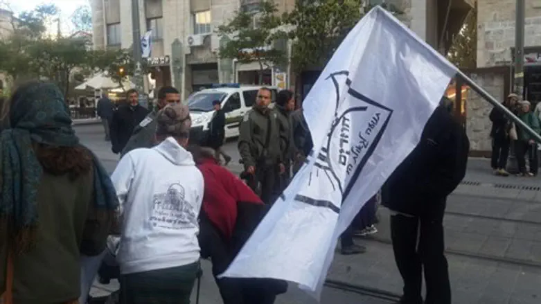 שוטרים מונעים את המשך התהלוכה