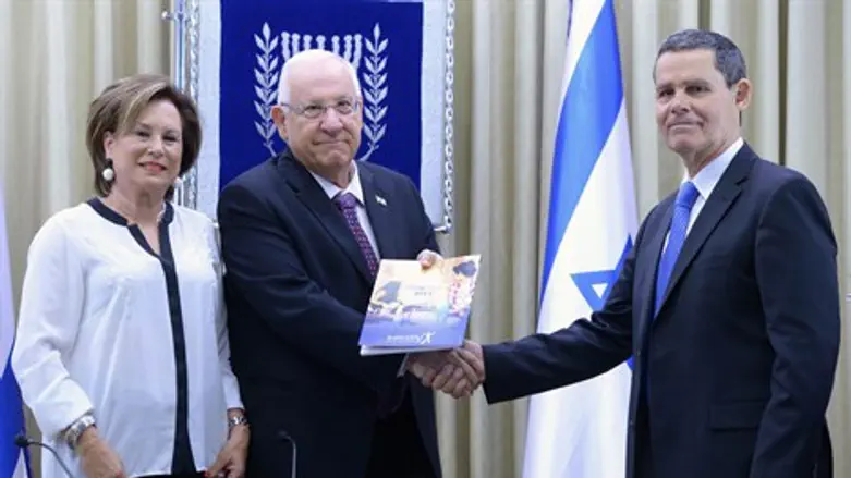 הנשיא מקבל את דו"ח עלם