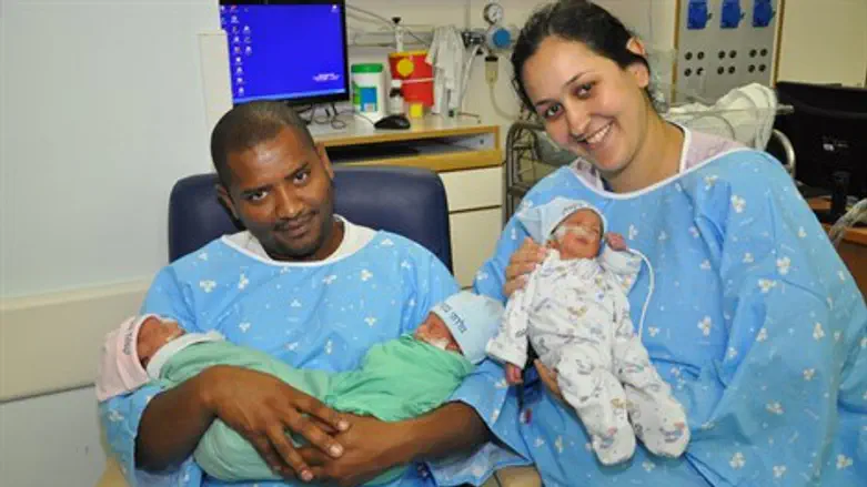 בני הזוג קבדה עם שלושת התינוקות החדשים