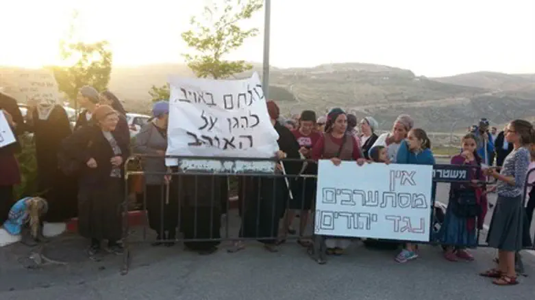 ההפגנה. הערב