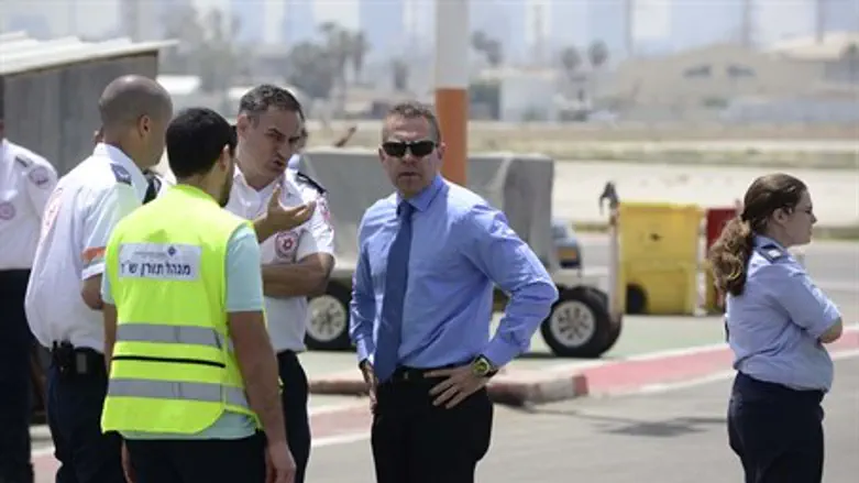 שר הפנים ממתין למחולצים בנתב"ג