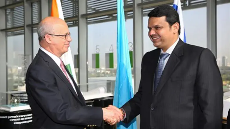 ראש מדינת מאהרשטרה, דוונדרה פאנדוויס, עם נשיא אוניברסיטת תל אביב, פרופ' יוסף קלפטר
