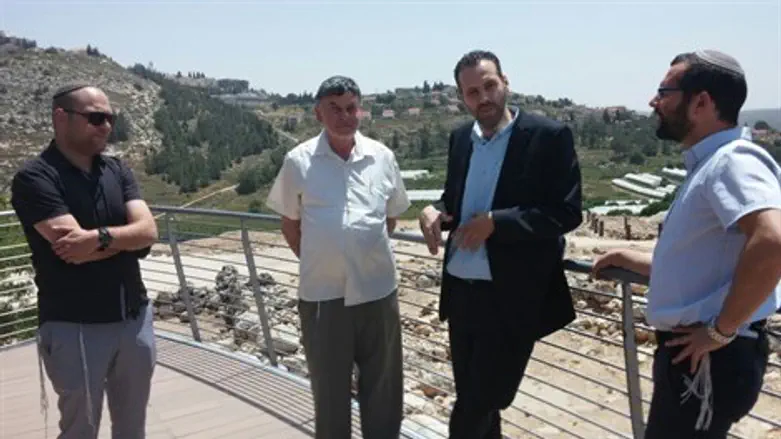 ח''כ מיקי זוהר (השני מימין) בבנימין