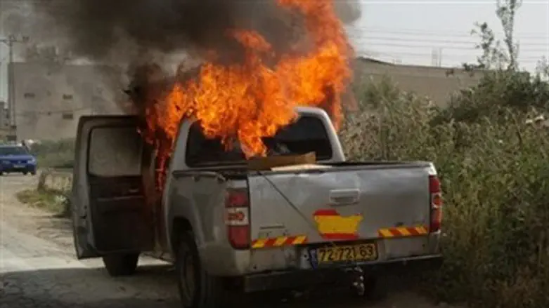הרכב עולה באש