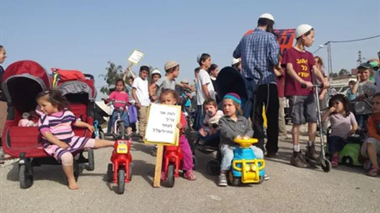 Детская демонстрация в Ицхаре