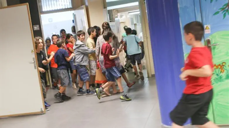 תרגול רעידת אדמה בבית ספר. ארכיון
