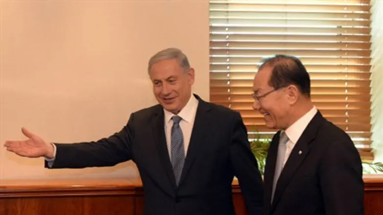 Netanyahu (L), Hwang Woo-yea