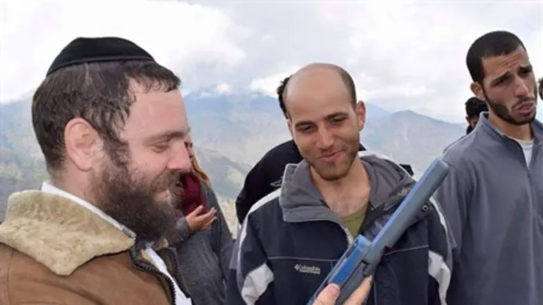 R' Hezki Lifschitz saving lives in Nepal