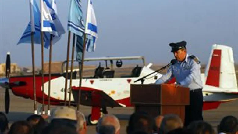 מפקד החיל על רקע העפרוני