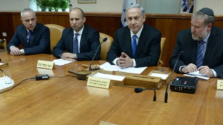 רק מעל השולחן. שולחן הממשלה