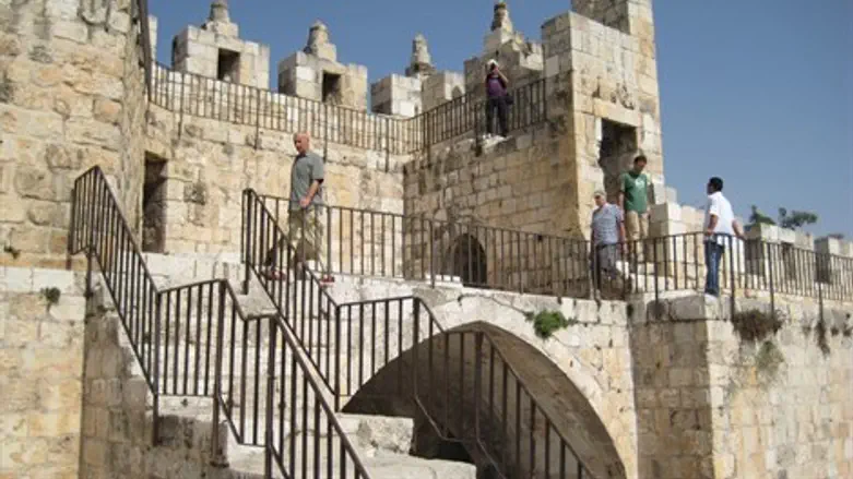 אני הולך על החומה