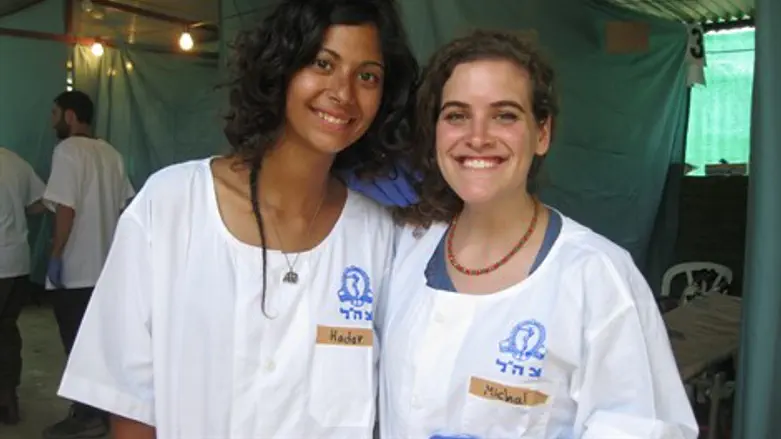 מיכל (מימין) בבית חולים שדה בנפאל