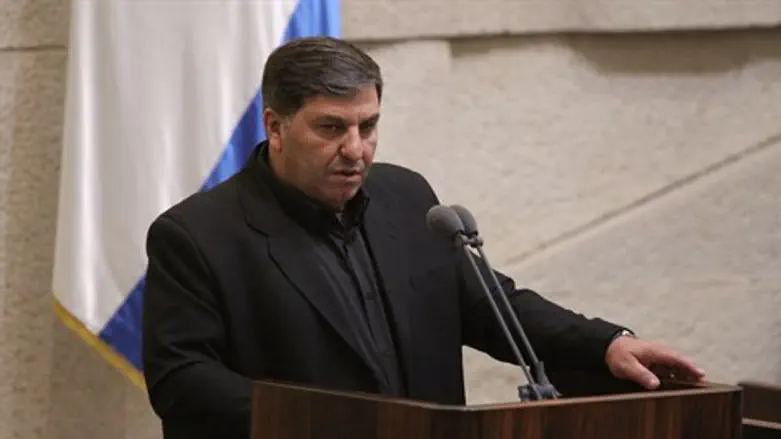 טוען לאפליה. ח"כ דני עטר