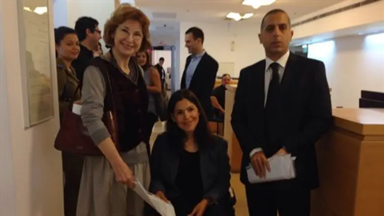 מגישות עתירה