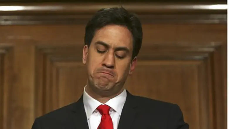 Ed Miliband announces resignation