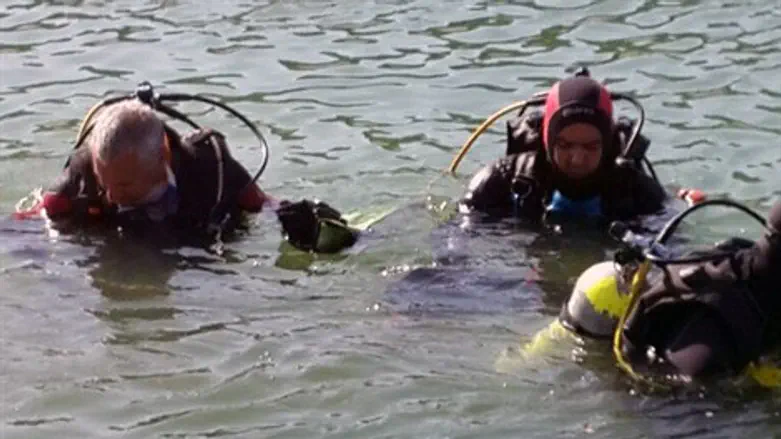 צוללנים מחפשים את הגופה