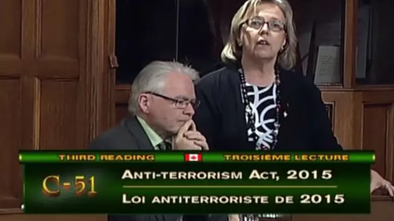 אליזבת' מיי נואמת בפרלמנט בגנות החוק נגד הטרור