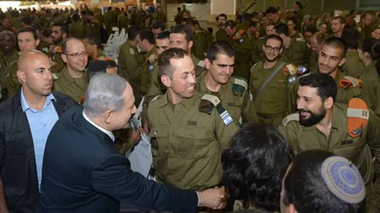 נתניהו עם החיילים החוזרים מנפאל