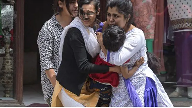 Residents run from damaged building in Kathmandu after 2nd Nepal earthquake