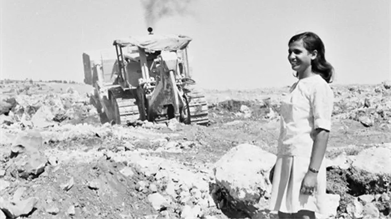 ביום הראשון להקמת קרית ארבע. ציפי לבני 