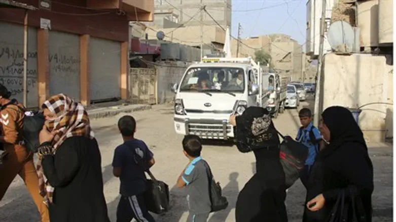 Sunnis flee the violence in the city of Ramadi, Iraq, (file).