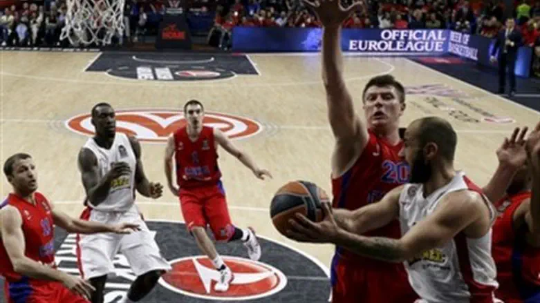 ספאנוליס (עם הכדור). יביא תואר נוסף לאדומים מיוון?