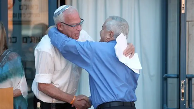 מחליפים. אריאל ושמיר