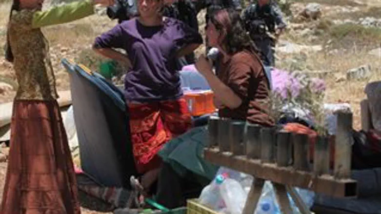 בנות במאחז. ארכיון