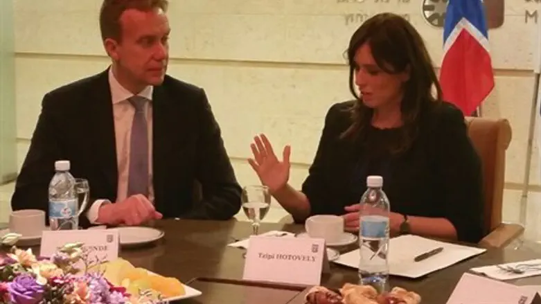 סגנית שר החוץ ציפי חוטובלי עם שר החוץ הנורווגי