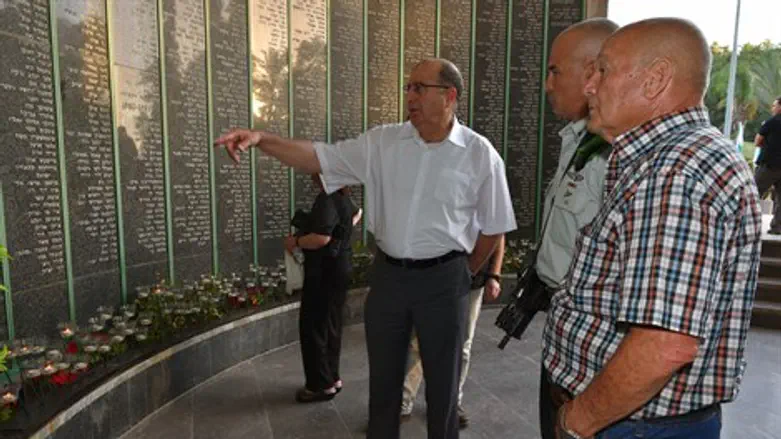 שר הביטחון משה יעלון בטקס התייחדות לחללי הנח"ל