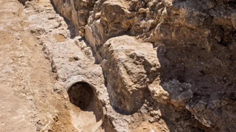 אמת המים העתיקה