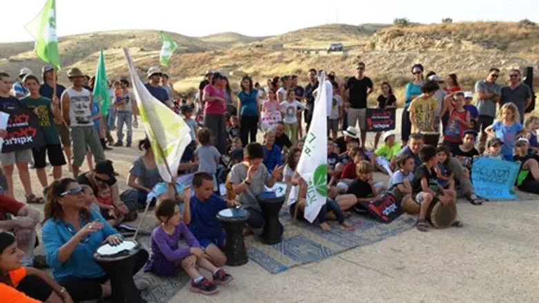 ההפגנה. הערב