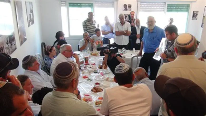 Returning to the synagogue