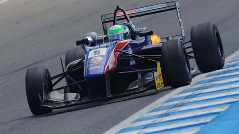 מכונית מירוצים בפעולה