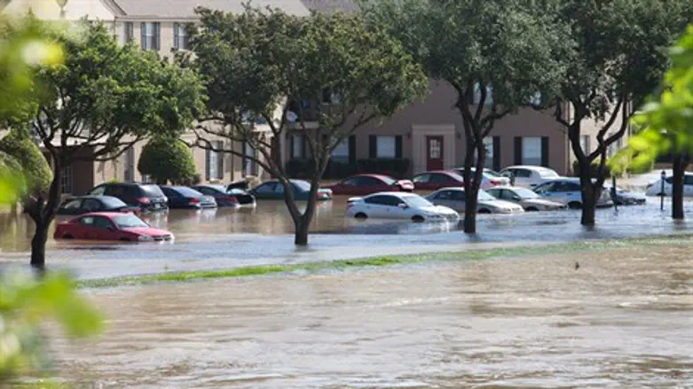 הרחובות הפכו לנחלים שוצפים