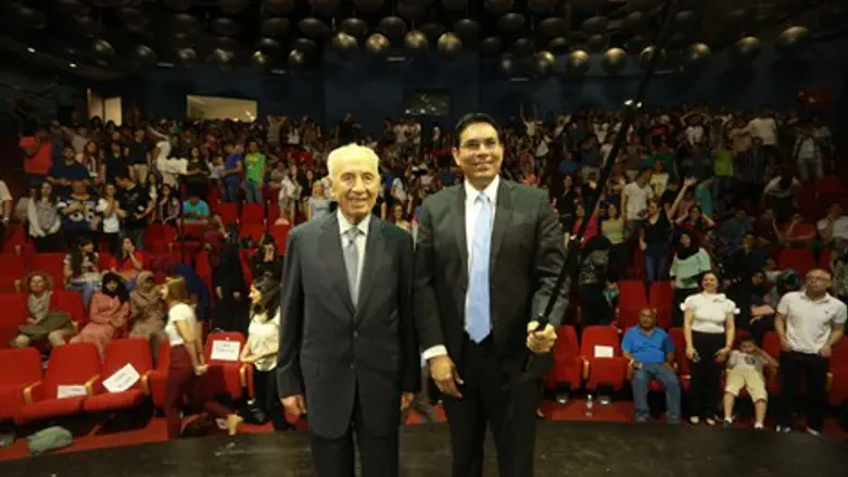 דנון, פרס והתלמידים