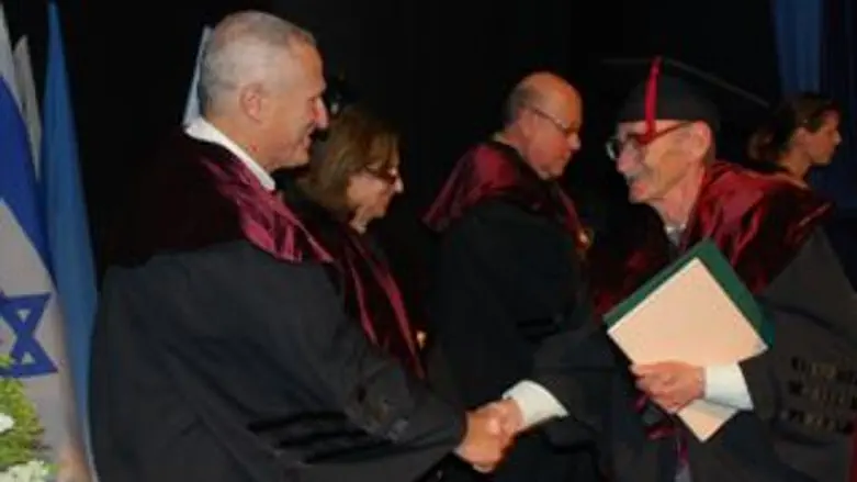 שוורץ מקבל את תואר הד"ר