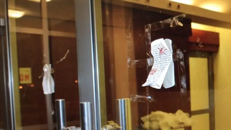 קלפים קרועים מגואלים בדם.