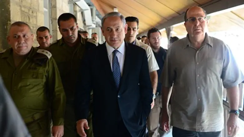 נתניהו לצד יעלון ואיזנקוט, היום