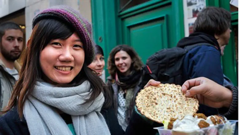 Taiwanese tourist eats Jewish food in Paris (illustration)