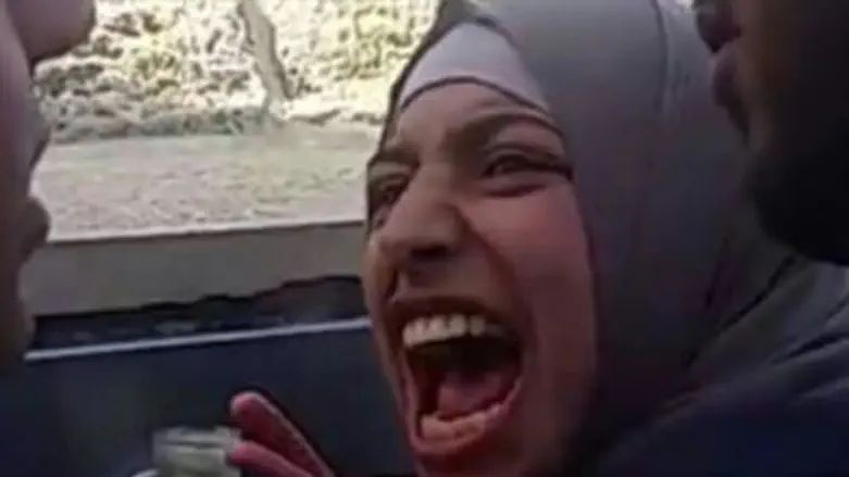 ערביה צועקת לעבר היהודים